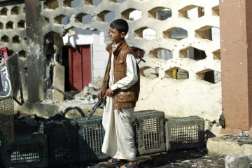 Un jeune yémenite devant la mosquée al-Nour à Sanaa le 7 octobre 2015 après une attaque suicide