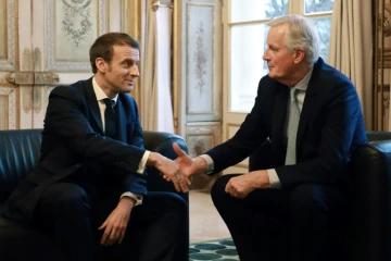 Emmanuel Macron (g) avec Michel Barnier (d), alors  Négociateur en chef de l'Union européenne chargé de la préparation des relations futures avec le Royaume-Uni, à l'Elysée le 31 janvier 2020