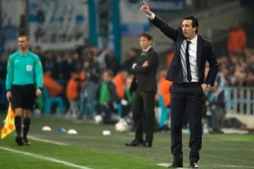 L'entraîneur du PSG Unai Emery (d) donne des instructions lors du "Clasico" contre l'Olympique de Marseille au Vélodrome, le 26 février 2017