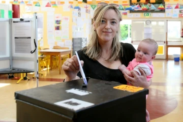 Une électrice dépose son bulletin dans l'urne à Athlone, en Irlande, lors du référendum sur l'avortement le 25 mai 2018