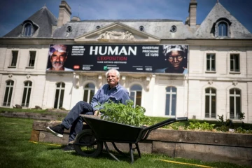 Le photographe Yann Arthus-Bertrand devant le domaine de Longchamp, au Bois de Boulogne à Paris le 10 mai 2017