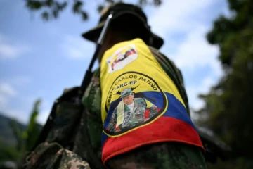 Un membre du Front Carlos Patino, faction de la dissidence des Farc, près de champs de coca dans le canyon del Micay, dans le département du Cauca, le 24 mars 2024 en Colombie 