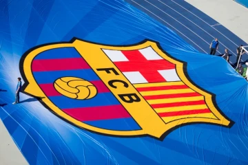 La tournée de pré-saison du FC Barcelone aux États-Unis a débuté avec une polémique: l'équipe féminine du club, du voyage pour la première fois aux côtés de l'équipe masculine, voyageait en classe économique tandis que les hommes avaient droit à la classe affaires