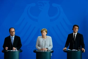 Le président François Hollande, la chancelière allemande Angela Merkel et le Premier ministre italien Matteo Renzi à Berlin, le 27 juin 2017