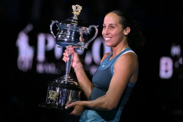 L'Américaine Madison Keys célèbre avec le trophée sa victoire en finale de l'Open d'Australie face à Aryna Sabalenka, à Melbourne, le 25 janvier 2025