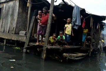 Des enfants dans le bidonville flottant de Makoko à Lagos, le 23 octobre 2019 au Nigeria 