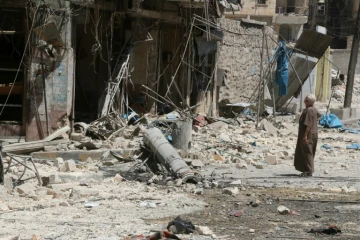Un habitant du quartier Tariq al-Bab, à Alep en Syrie, inspecte les dégâts causés par des frappes aériennes, le 16 août 2016
