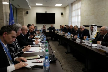 Réunion d'une délégation de l'opposition syrienne en présence de l'envoyé de l'Onu Ramzy Ezzeldin Ramzy (4e G) le 19 avril 2016 à Genève