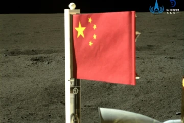 Cette photo non datée prise par l'administration spatiale chinoise (CNSA) et publiée le 4 juin 2024 montre le drapeau national de la Chine déployé sur la sonde lunaire Chang'e 6