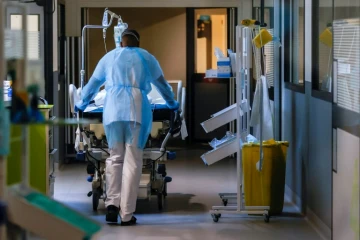 Un malade du Covid-19 transporté sur un brancard à l'hôpital Delafontaine à Saint-Denis (banlieue nord-est de Paris), le 29 mars 2021