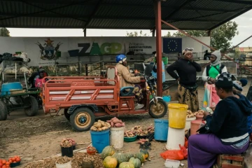 Danai Bvochora traverse le marché de Domboshava sur son tricycle électrique, le 20 juillet 2022
