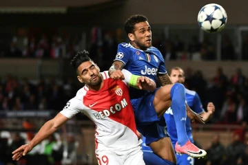 Duel aérien entre l'attaquant de Monaco Flacao et le latéral de la Juventus Dani Alves, le 3 mai 2017 à Louis-II