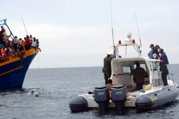 Des garde-cote tunisiens viennent en aide à des migrants en provenance de Lybie  au large de Sfax, le 4 juin 2011