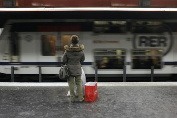 Une personne sur le quai de la ligne du RER A, le 19 décembre 2009 à Paris