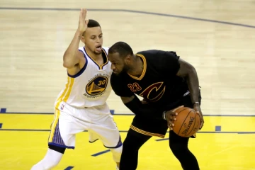 Les stars de Golden State Stephen Curry et de Cleveland LeBron James lors du match 7 de la finale NBA, 19 juin 2016 à Oakland
