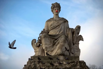 Une statue Place de la Concorde dotée d'un nez rouge de clown, le 20 novembre 2012 à Paris