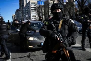 Des policiers ukrainiens contrôlent des automobilistes qui paraissent suspects dans les rues de Kiev, le 28 février 2022
