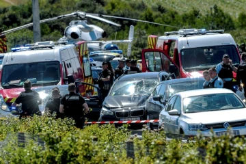 Des policiers autour d'une BMW endommagée avec un pare-brise cassé, après l'arrestation d'un suspect sur l'autoroute A16, près de la marquise, dans le nord, le 9 août 2017
