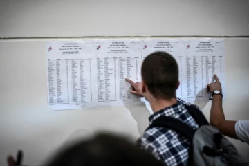 Des étudiants vérifient les résultats du baccalauréat le 5 juillet 2019 au lycée Fresnel de Paris 