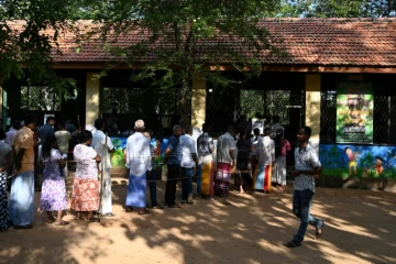 File d'attente des électeurs pour le scrutin présidentiel au Sri Lanka, le 16 novembre 2019 dans un bureau de vote à Weerawila