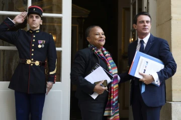 Le Premier ministre Manuel Valls et la garde des Sceaux Christiane Taubira arrive à une réunion sur la sécurité routière à l'Hôtel Matignon le 2 octobre 2015