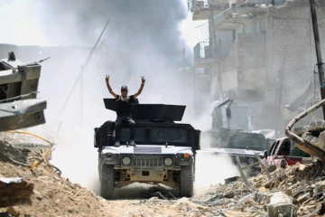 Un soldat des forces d'élite du contre-terrorisme (CTS) irakiennes patrouille dans la Vieille ville de Mossoul, le 30 juin 2017