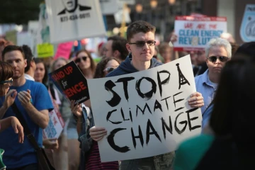 Un manifestant à Chicago contre la décision du président américain Donald Trump de retirer les Etats-Unis de l'Acoord de Paris sur le climat