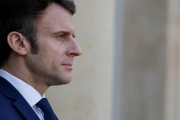 Le président Emmanuel Macron le 28 février 2022 sur le perron de l'Elysée à Paris