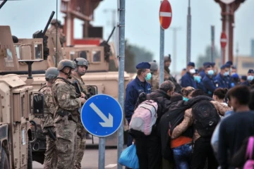 Des migrants et réfugiés attendent pour franchir la frontière entre la Croatie et la Serbie, le 24 septembre 2015 près du village de Baranjsko Petrovo Selo