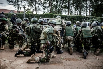 Des membres des forces spéciales kényanes en position devant un complexe hôtelier après une explosion suivi de tirs, le 15 janvier 2019 à Nairobi