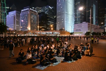 Des manifestants antigouvernementaux rassemblés lors d'une veillée à Hong Kong, le 6 juillet 2019