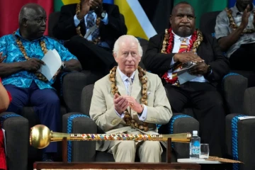 Le roi Charles III de Grande-Bretagne applaudit lors de la cérémonie d'ouverture de la réunion des chefs de gouvernement du Commonwealth à Apia, Samoa, le 25 octobre 2024