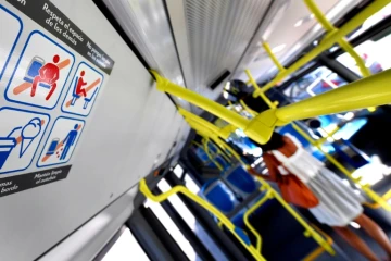 Un autocollant dans un bus à Madrid, le 15 juin 2017