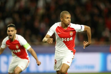 L'attaquant de Monaco Kylian Mbappé et son coéquipier Radamel Falcao après un but contre le Borussia Dortmund, le 19 avril 2017 à Louis II