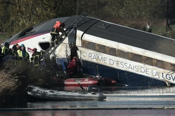 Motrice et wagon du TGV dans un canal d'Eckwersheim près de Strasbourg, dans le nord-est de la France, après avoir déraillé le 14 novembre, le 15 novembre 2015