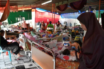 Des blessés et leurs familles dans un hôpital de fortune à Mataram le 20 août 2018, sur l'île de Lombok en Indonésie, touchée par de multiples séismes