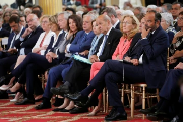 Les membres du gouvernement d'Edouard Philippe écoute le président français Emmanuel Macron lors de la conférence des ambassadeurs, à l'Elysée, le 27 août 2018