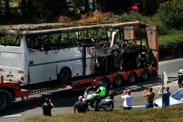 L'autocar endommagé par une explosion visant un groupe de touristes israéliens à l'aéroport de Bourgas en Bulgarie le 19 juillet 2012