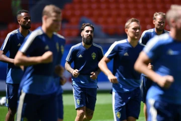 Le milieu de terrain suédois, Jimmy Durmaz (au c.) lors d'une séance d'entraînement à Iékatérinbourg, le 26 juin 2018, en Russie, avant la dernière rencontre du Groupe F, face au Mexique