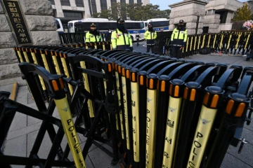 Des policiers montent la garde à l'entrée principale de la Cour constitutionnelle à Séoul, le 21 janvier 2025, avant que le président sud-coréen Yoon Suk Yeol n'assiste pour la première fois à son procès en destitution