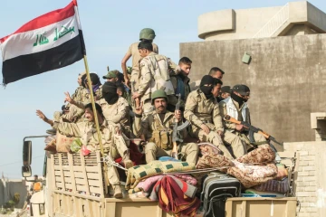 Des combattants sunnites progressent dans le quartier Tel Rumman le 10 mars 2017 à Mossoul