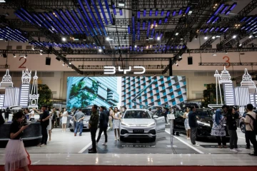 Une voiture électrique chinoise BYD Atto 3 (C) est montrée à l'occasion du salon automobile de Gaikindo à Tangerang, en Indonésie, le 26 juillet 2024