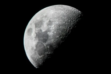 Vue de la Lune depuis Mandalay en Birmanie, le 10 juin 2019