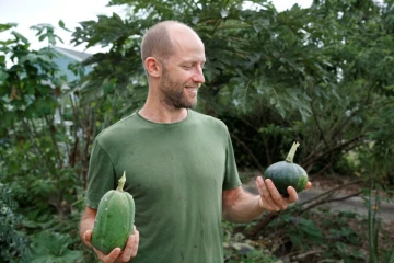 Rob Greenfield, 33 ans, ici le 4 novembre 2019 dans le jardin où il vit depuis un an à Orlando, en Floride, souhaite inciter les gens à vivre de manière durable