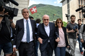 L'ancien président de la FIFA Sepp Blatter (au centre), accompagné de sa fille Corinne Blatter (à droite) et de son avocat Lorenz Erni à la fin du premier jour de son procès pour escroquerie en Suisse le 8 juin 2022 à Bellinzone