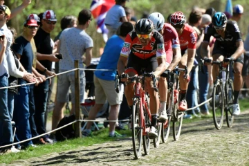 Le Belge Greg Van Avermaet (en tête) lors d'un secteur pavé de Paris-Roubaix, le 9 avril 2017 
