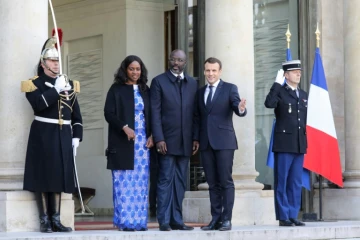 Emmanuel Macron accueille George Weah et son épouse Clar, à l'Elysee le 21 février 2018 à Paris