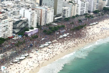 Vue aérienne de la parade du carnaval à Copacabana, le 25 février 2017 à Rio de Janeiro