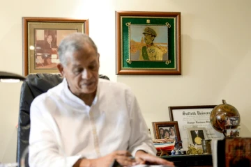 Mohamed Anouar al-Sadate dans son bureau près du Caire, avec en arrière plan une photo de son oncle Anouar, le président égyptien qui signa la paix avec Israël. Photo du 13 septembre 2018