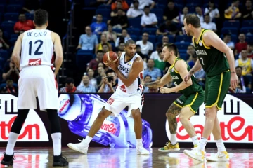 Le capitaine des Bleus Nicolas Batum défie Mitch Creek et Joe Ingles de l'Australie au Mondial à Nankin, le 9 septembre 2019